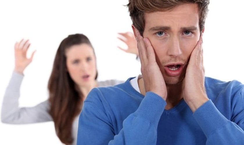 Casal brigando por ciúme _ imagem ilustrativa