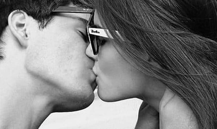 Casal se beijando _ imagem ilustrativa