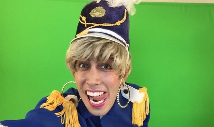 O ator Jonathan Nemer, do canal do YouTube Desconfinados, vestido como Xuxa. (Youtube/ Desconfinados)