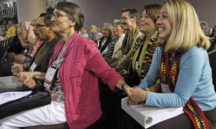 Tricia Dykers Koenig, à esquerda, e Michelle Ready, à direita, sorriem na reunião da Assembleia Geral da Igreja Presbiteriana. (AP Images/ Jim Mone)