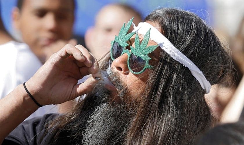 Usuário de maconha durante festa. (Marc Piscotty/Getty Images)