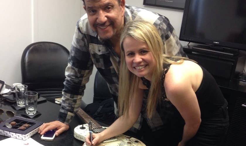Acompanhada de seu marido, Michael Sullivan, Anayle visitou o escritório da Sony Music Gospel para falar sobre seu novo CD e teve a oportunidade de assinar a já conhecida guitarra da gravadora.