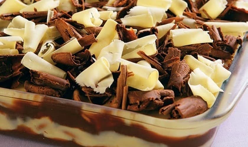 Pavê de chocolate branco e chocolate meio amargo