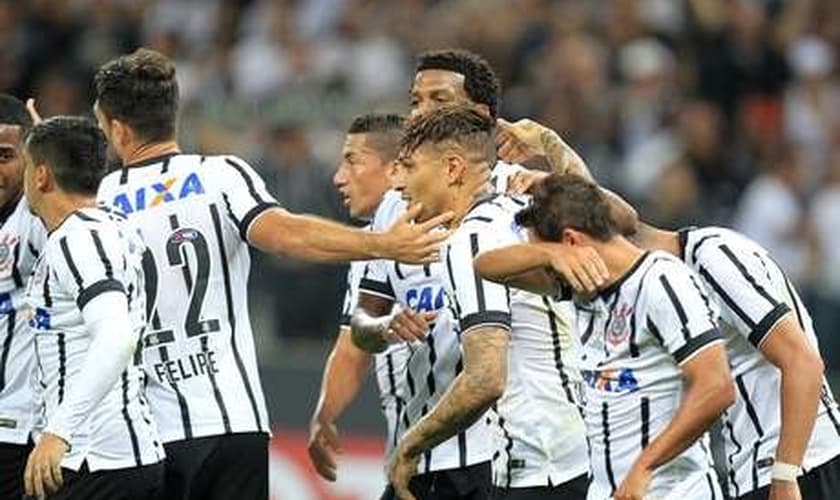 Timão comemorando a goleada sobre o Danúbio