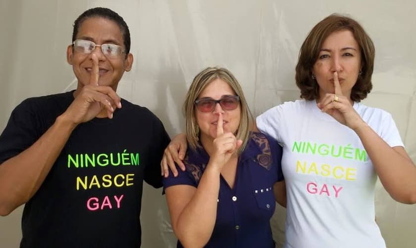 Marisa Lobo posa ao lado do pastor Joide Miranda, ex-homossexual que ficou conhecido por testemunhar a transformação que Jesus tem feito em sua vida.