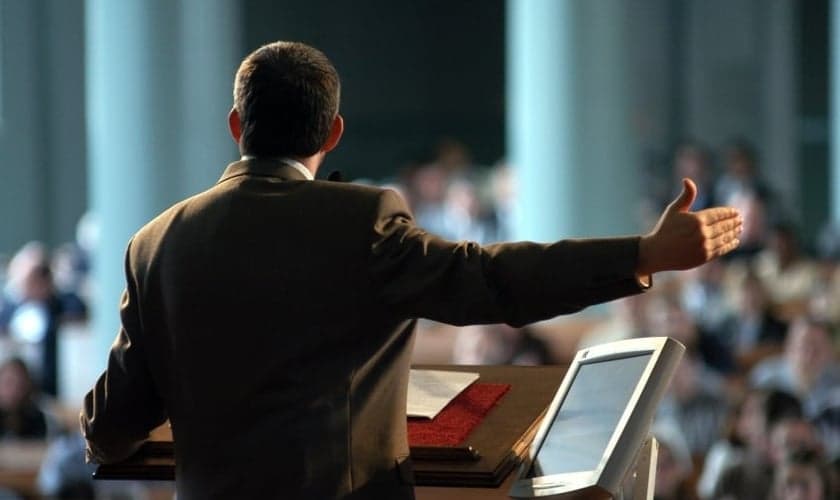 Imagem Ilustrativa: Pastor pregando durante culto. (Reprodução/ Universidade da Bíblia)