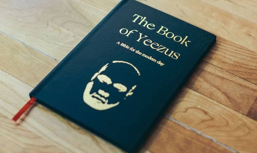 O Livro de Yeezus, a “Bíblia dos dias modernos”, altera Deus para o nome do rapper Kanye West. (Reprodução/ The Independent)