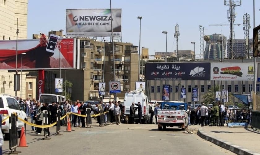 Autoridades de segurança inspecionam a cena da explosão de um carro-bomba em uma ponte, no bairro de Zamalek (Cairo)