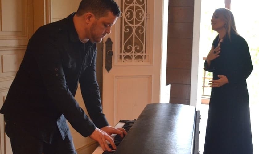 Denyse Bittencourt e Felipe Cruz gravaram o EP "Piano & Voz" na última quarta-feira (1).