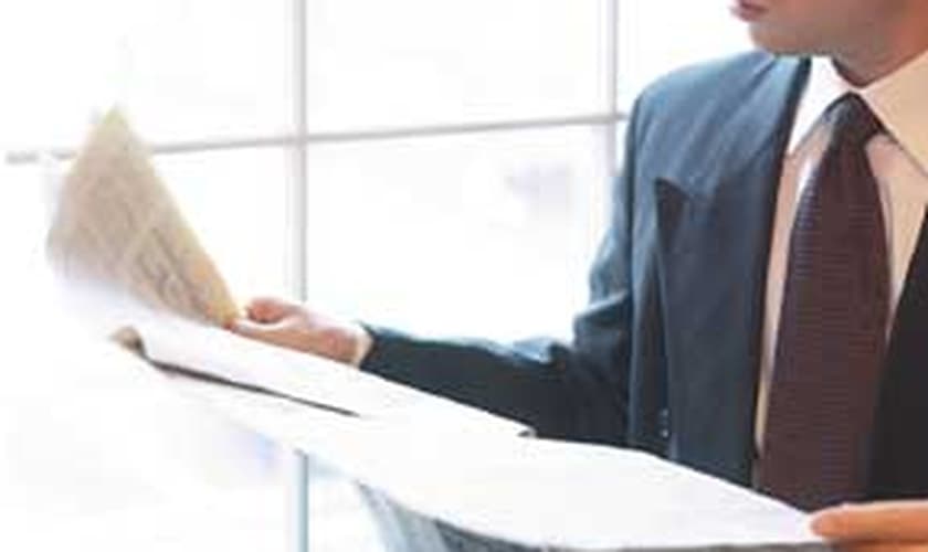 Homem lendo o jornal