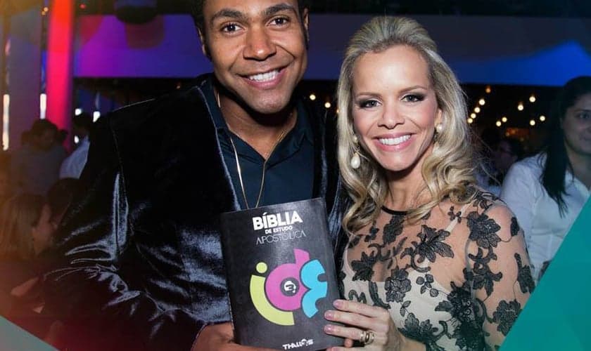 Thalles Roberto e sua esposa Dany Campos, durante o lançamento da Bíblia 'Ide'.