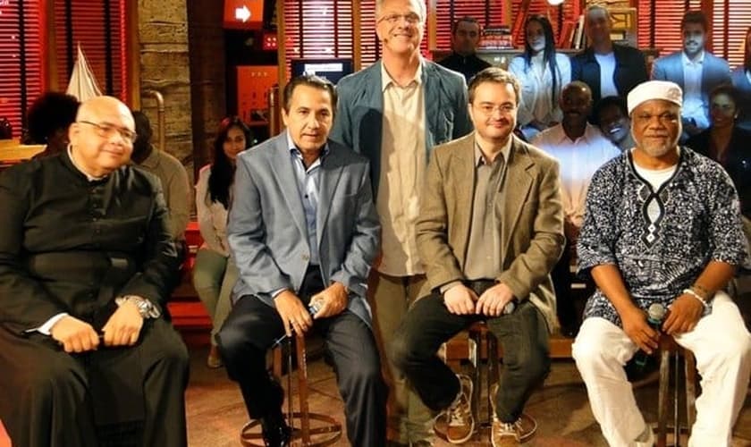 Esta não é a primeira vez que o tele-evangelista participa do programa apresentado por Pedro Bial. Malafaia já debateu com representantes de outras religiões e até mesmo com um ateu sobre estado laico e influências da religião na sociedade.