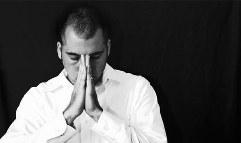 Imagem ilustrativa: pastor em oração.
