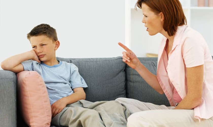 Mãe impondo limites _ imagem ilustrativa