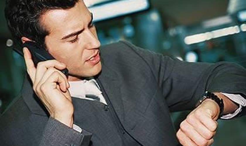 Homem ocupado _ imagem ilustrativa