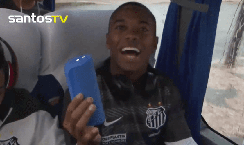 Robinho, atacante do Santos Futebol Clube, cantando a música ‘Espírito Santo’, de Priscilla Alcântara.
