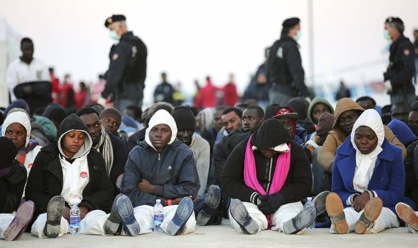 Migrantes descansam depois de desembarcarem no porto siciliano de Augusta. (Reuters/Antonio Parrinello)