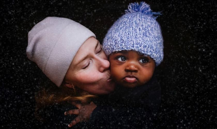 O pequeno Sam e a mãe adotiva