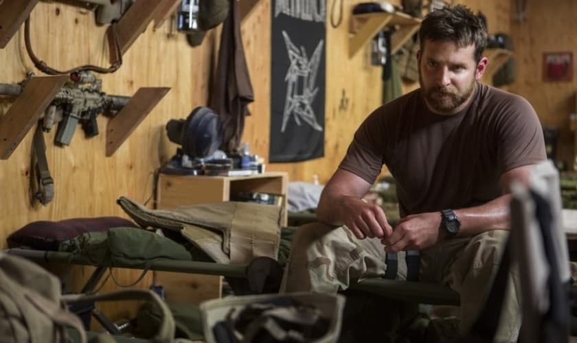 Dirigido por Clint Eastwood, o filme baseado em fatos reais conta parte história do fuzileiro naval Chris Kyle, que serviu em várias missões no Iraque.