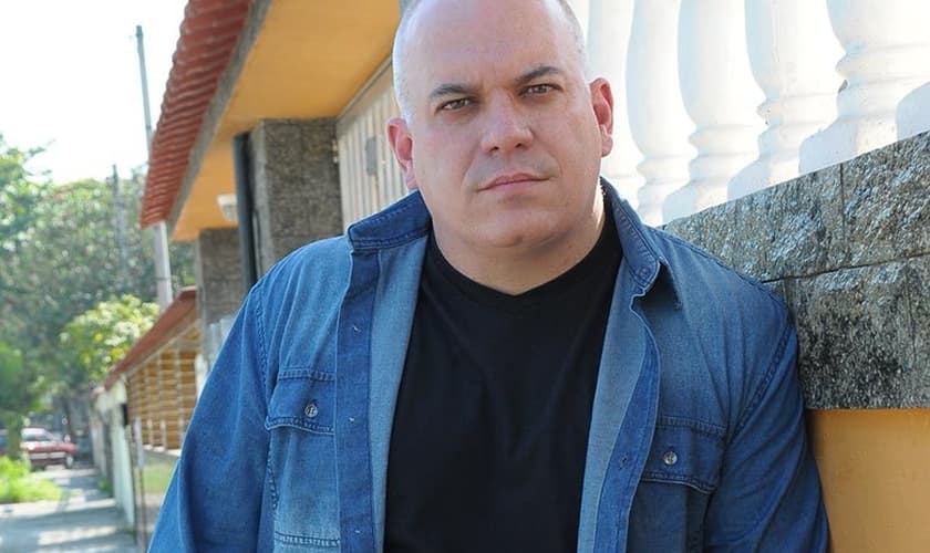 O ator Sandro Rocha, que é evangélico, abriu um canal de evangelismo no Youtube e se tornou um pregador da Palavra de Deus.