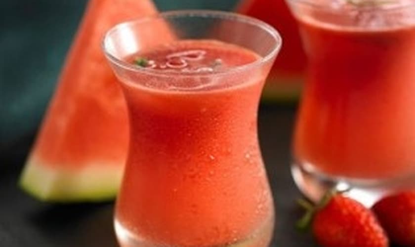 Suco hidratante de morango e melancia