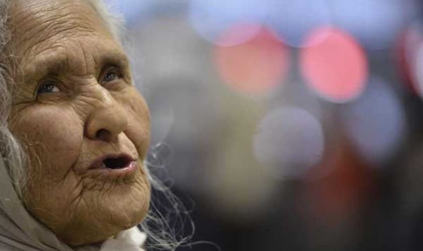 Há 21 anos, a missionária pernambucana Isaura Lima Lopes, de 81 anos, vive pelos aeroportos do Brasil com uma bíblia nas mãos.