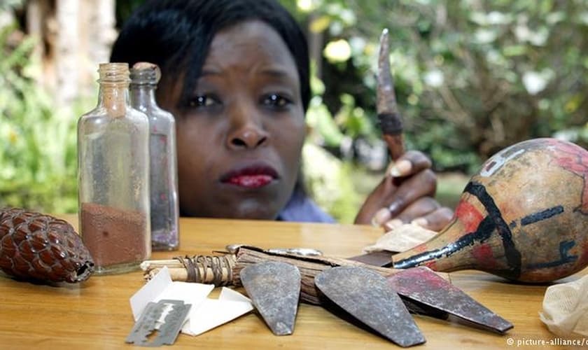 Mulher queniana diante dos instrumentos utilizados na Mutilação Genital Feminina (MGF).