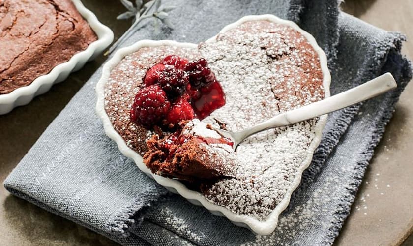Bolo brownie com calda de frutas vermelhas