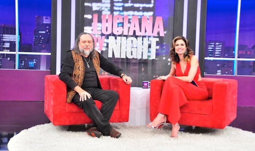 A apresentadora Luciana Gimenez recebeu em seu programa Luciana By Night o polêmico pastor Caio Fábio.