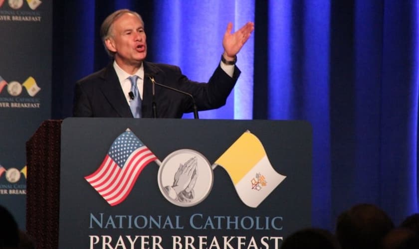 Greg Abbott tem 57 anos e afirma que é prova viva de que Deus responde às orações daqueles que O adoram.