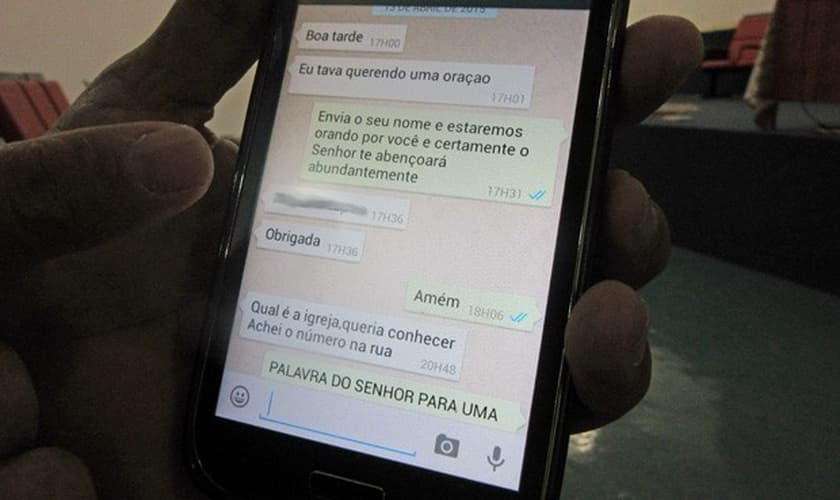 Mulher faz pedido de oração pelo aplicativo de mensagens do celular e é atendida pelo pastor Daniel Fernandes.