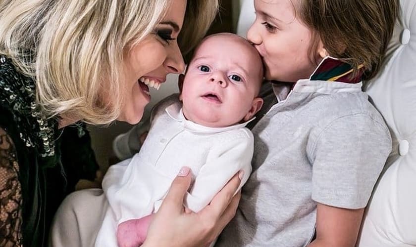 Mariana Valadão lançou é cantora, pastora, casada com o também Pastor Felippe Valadão e mãe de dois filhos: Tito e Davi.