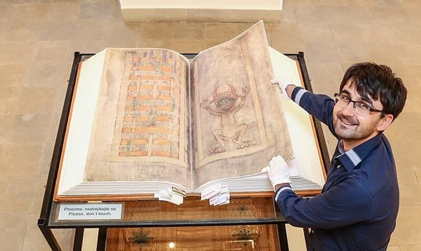 O Codex Giga, conhecido como "Bíblia do Diabo", é o maior manuscrito medieval do mundo, com 74 kg e quase 1 metro de comprimento.