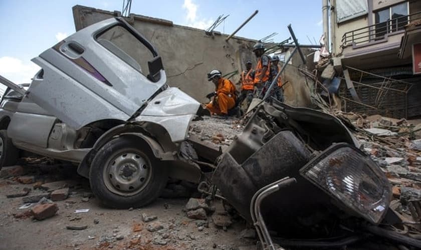 Militares das Forças do Nepal analisam destroços de prédio no centro de Katmandu