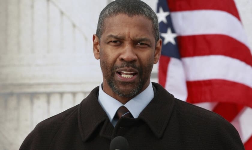 Denzel Washington é ator premiado em diversas categorias com o Oscar (maior prêmio do cinema internacional) e tem confessado sua fé cristã publicamente nos últimos meses.