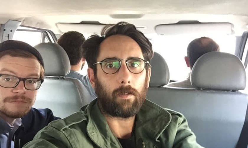 Gabriel Chaim ao lado de um dos fotógrafos que também foi preso com ele