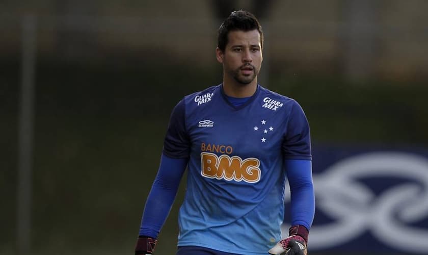 Fábio atua como goleiro pelo time do Cruzeiro e frequenta a Igreja Batista Getsêmani, na região da Pampulha, em Belo Horizonte, com sua esposa e filhos.