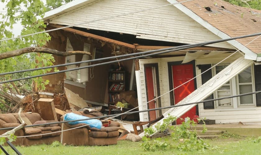Casa assolada por uma série de tornados que atingiu os Estados das Grandes Planícies nesta segunda-feira (11).