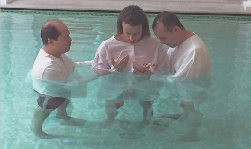 A foto do batismo foi publicada nesta sexta-feira (15),  em sua conta no Instagram