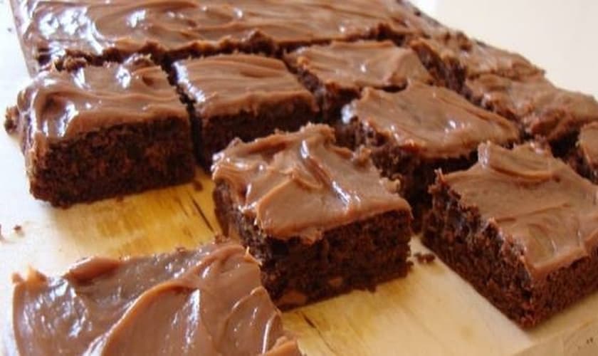 Brownies de chocolate com cobertura