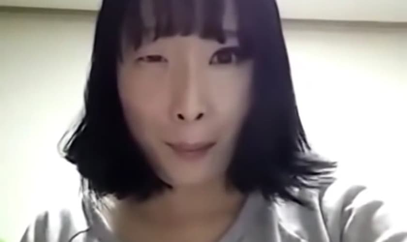 Coreana com metade do rosto maquiado