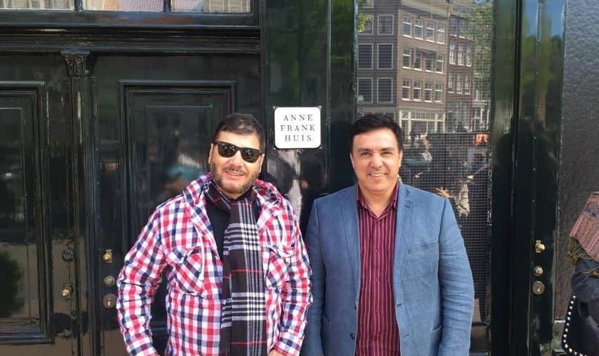 Os pastores Joel Engel e Édino Melo têm trabalhado em parceria na realização da Escola Profética e outros projetos.