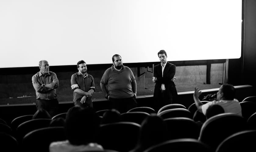 Da esquerda para a direita, pastor Humberto Machado, o ator Caíque Oliveira, o diretor Miguel Nagle e o repórter Giba Bergamin, durante debate com o público.