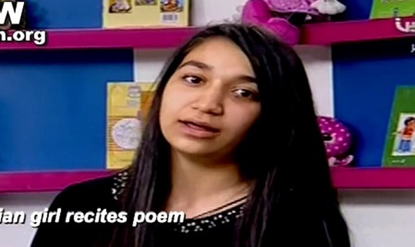 A menina recita poemas que incitam ódio à Israel para o público infantil.