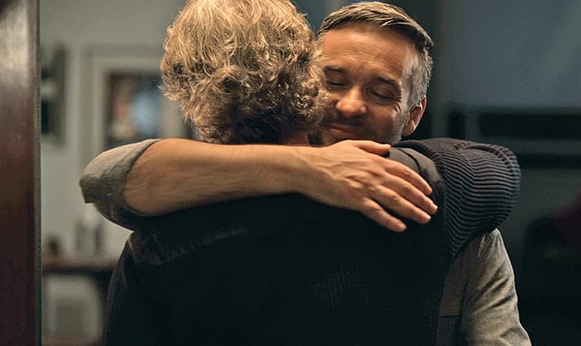 A campanha de Dia dos Namorados O Boticário mostra casais heterossexuais e homossexuais trocando presentes.