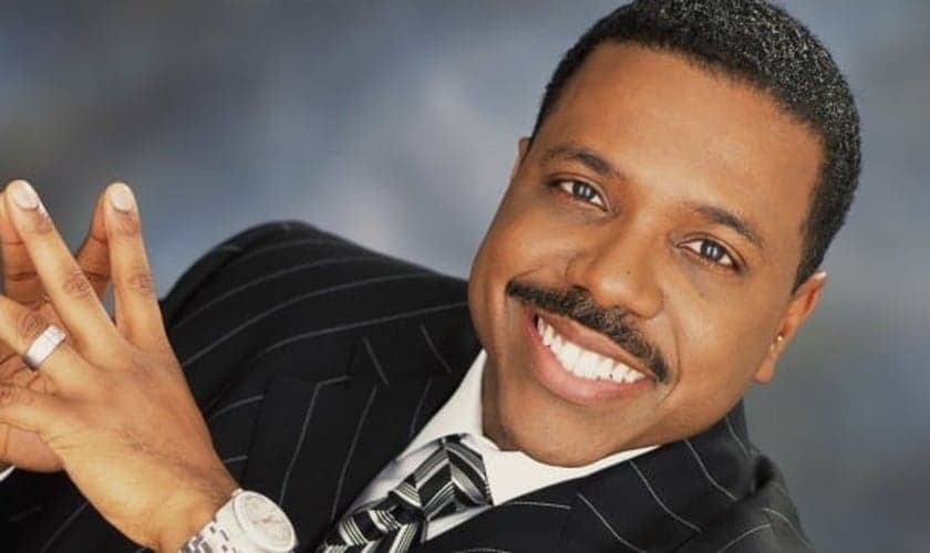 O famoso pastor americano Creflo Dollar iniciou uma campanha de arrecadação para comprar um jatinho para o ministério.