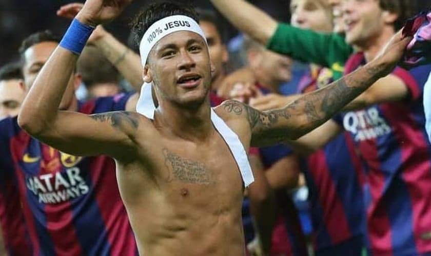 Neymar Jr. usa a faixa com a expressão '100% Jesus' na final da Champions League a imagem repercute em sites e jornais de todo o mundo.