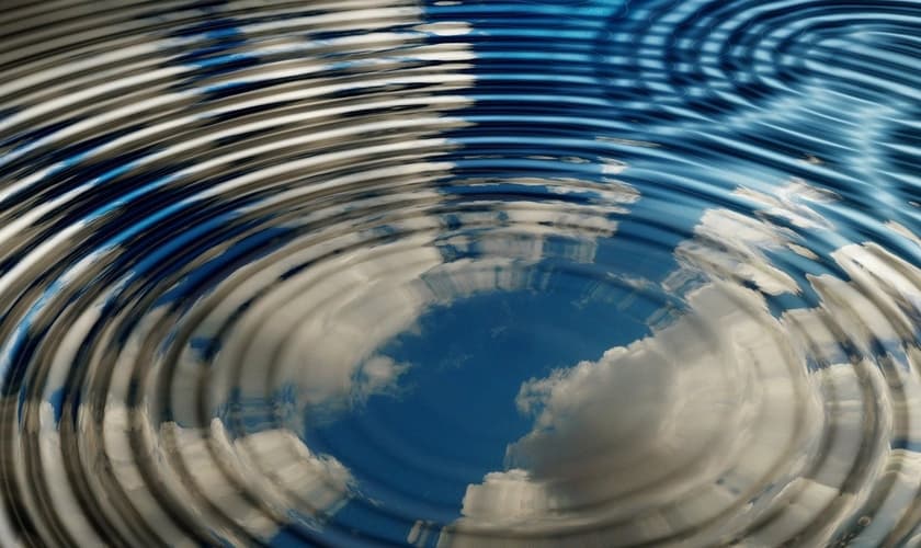 Movimento da água após a pedra atirada