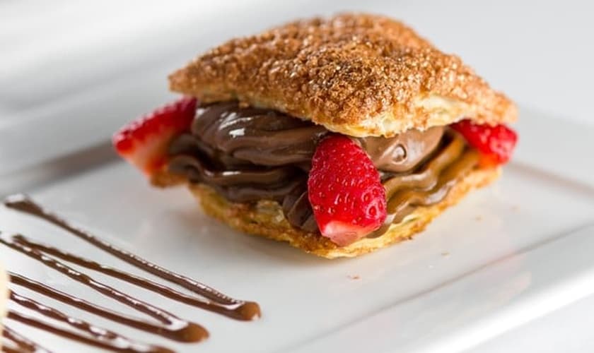 Massa folhada com recheio de chocolate é sugestão de sobremesa de Dia dos Namorados