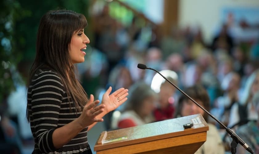 Naghmeh Abedini, esposa do pastor Saeed Abedini, preso no Irã desde 2012 por sua fé em Cristo.
